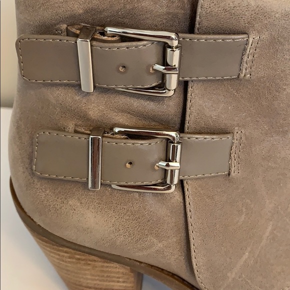 JESSICA SIMPSON  tan buckled short boots size 8. - Picture 3 of 10